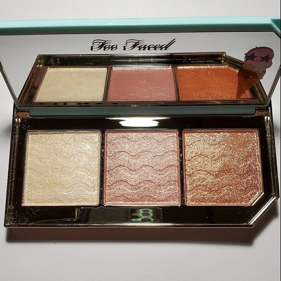 Too Faced Triple Scoop Hyper-Reflective Highlight.